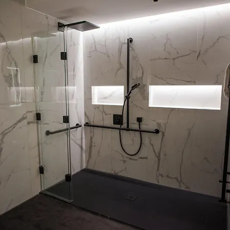 Dewars Restaurant And Hotel 4*