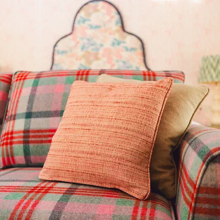 Dewars Restaurant And Hotel