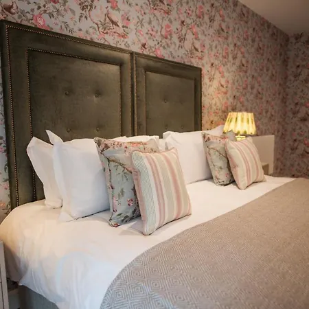 Отель Dewars Restaurant And