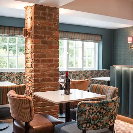 Dewars Restaurant And Отель Малтон