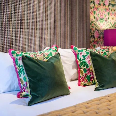 Отель Dewars Restaurant And