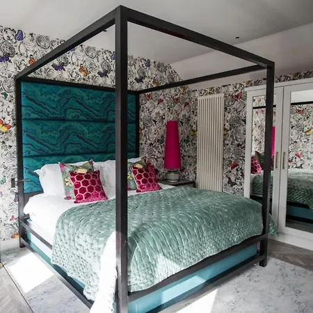 Отель Dewars Restaurant And 4*